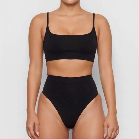 SKIMS Sculpting Mid Waist Thong in Black Size Small/Medium NEW w/o Tag - Picture 2 of 7